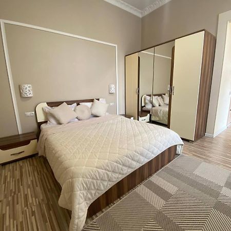 Bright Apartment In The Very Centre Львів Екстер'єр фото