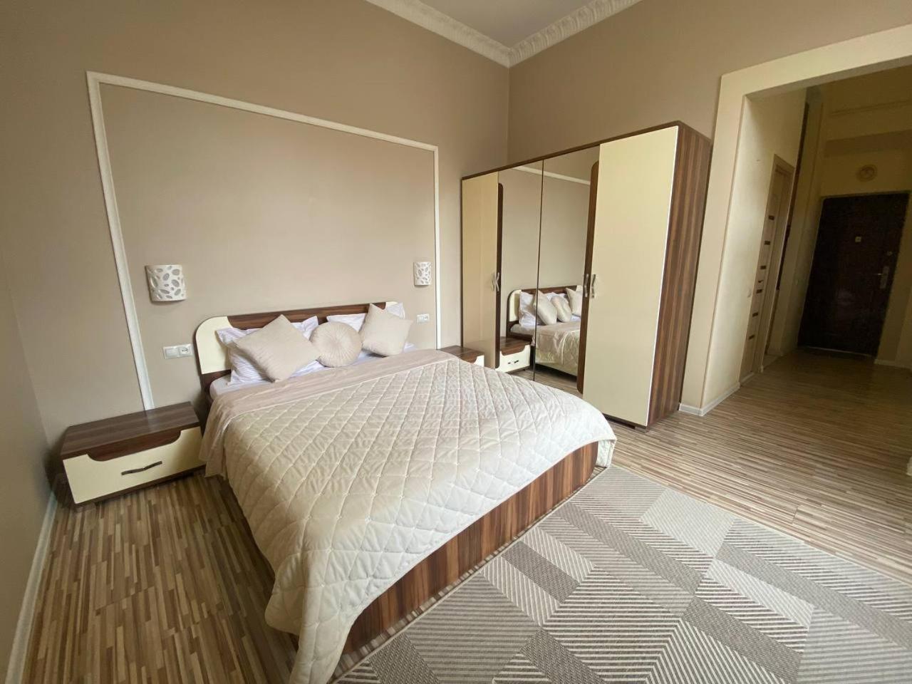 Bright Apartment In The Very Centre Львів Екстер'єр фото